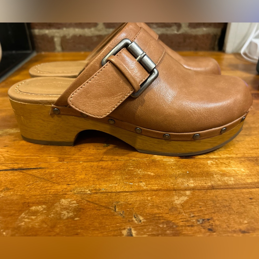 Women's Tan Leather Clogs